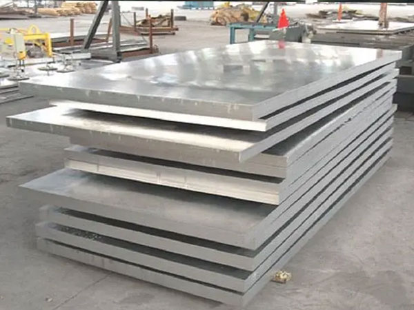 在工程中應用合金鋁(lǚ)闆的特點(diǎn)是什麽？